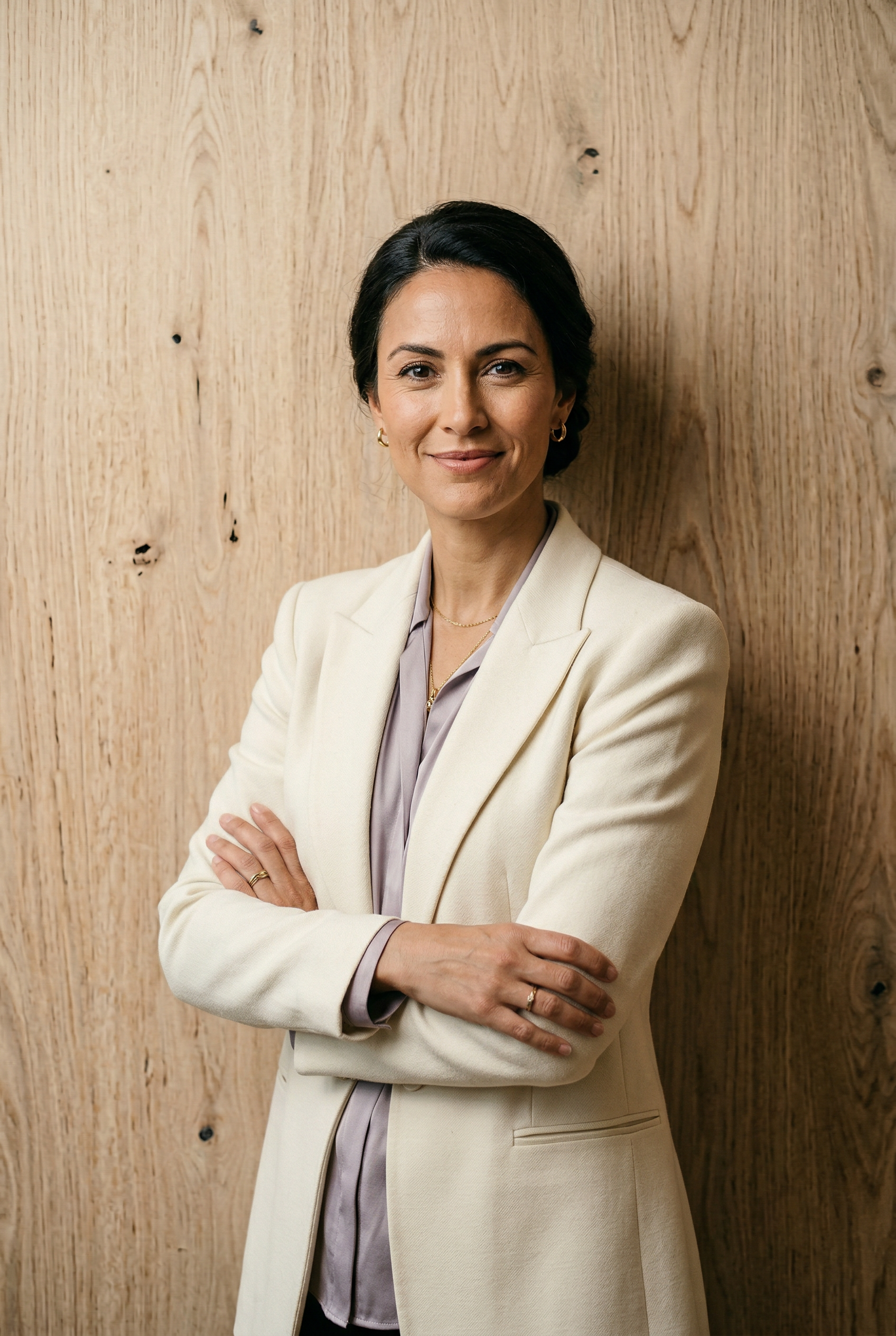 Genc kadin girisimci gulumseyerek poz veriyor